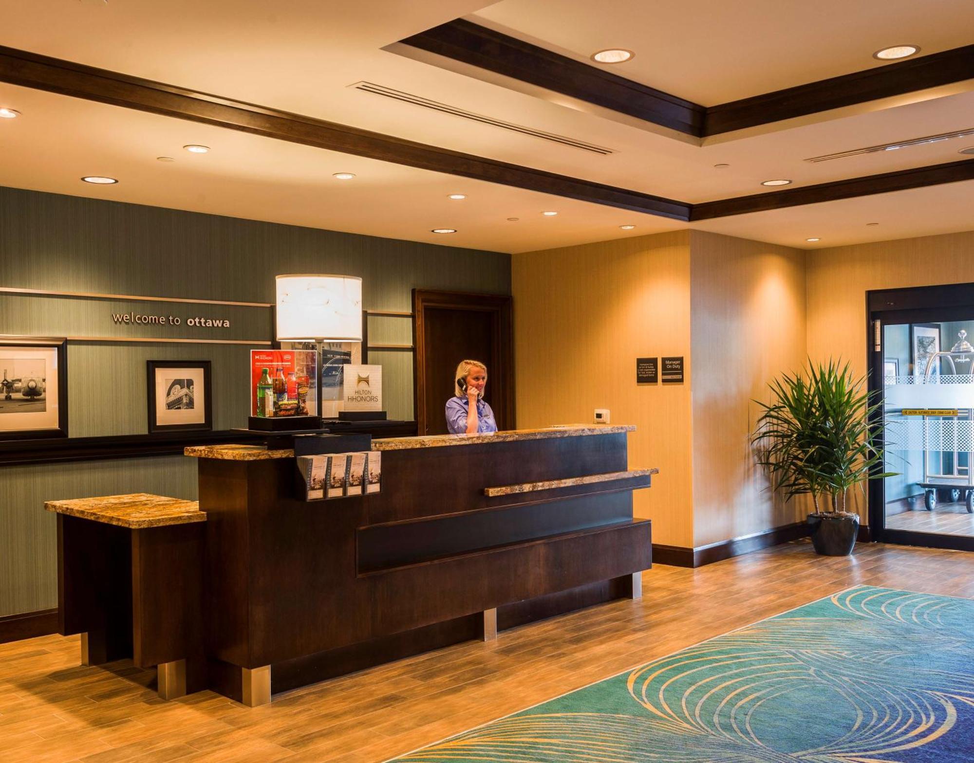 Hampton Inn By Hilton Ottawa Airport Exterior foto